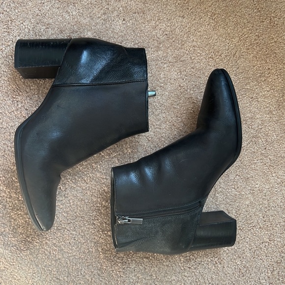 Rockport pointed heeled black leather booties, size 7.5, well worn - Picture 2 of 8